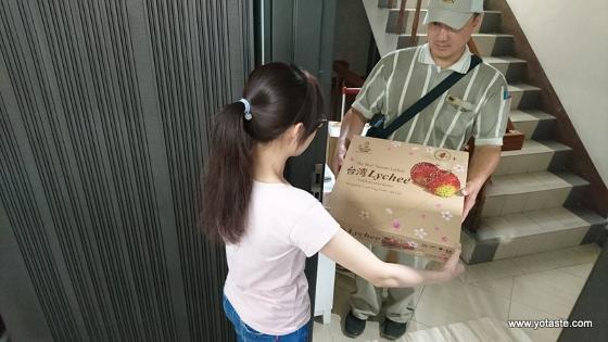 芒果禮盒由宅配人員親送到府